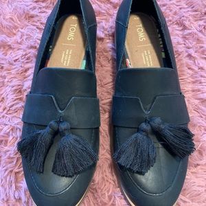 TOMS sz 8 Oxford loafers in black—never worn